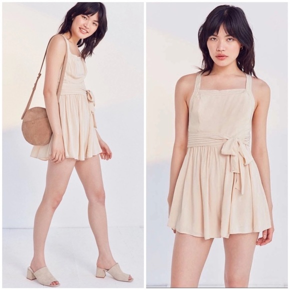 Urban Outfitter Kimchi Blue Trapunto Stitch Cross-Back Romper Beige Sz 6 - Picture 1 of 9